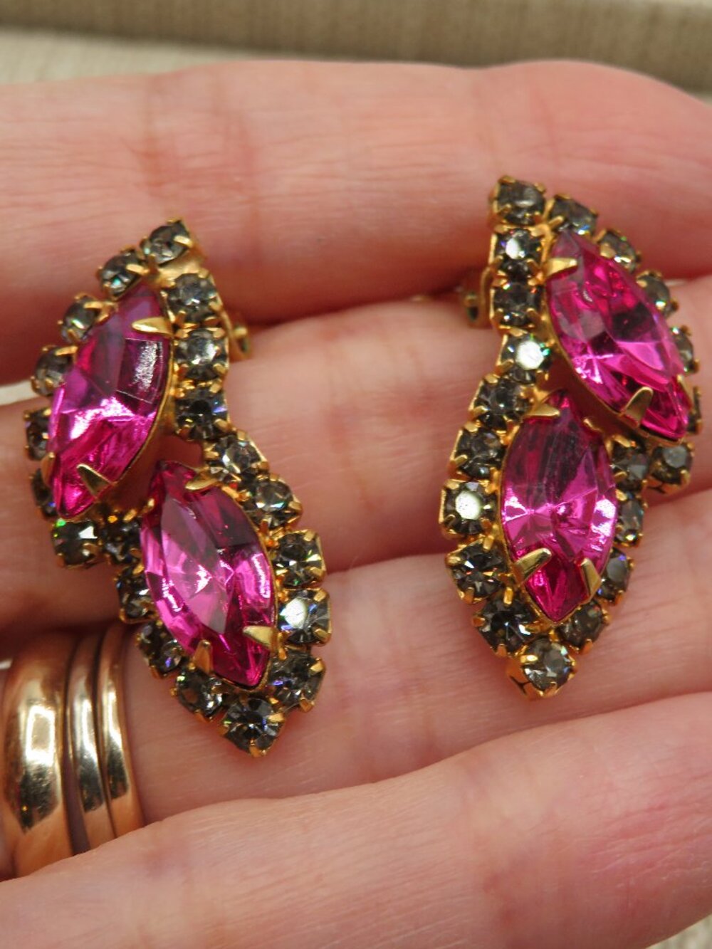 Vintage Pink and Gray Rhinestone Gold Tone Brooch and Clip-On Earrings Set - Picture 4 of 8